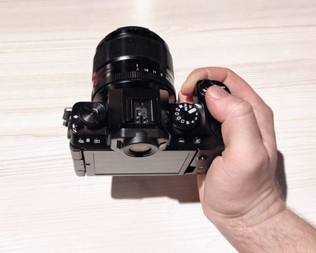 камера fuji x-s10 в руках